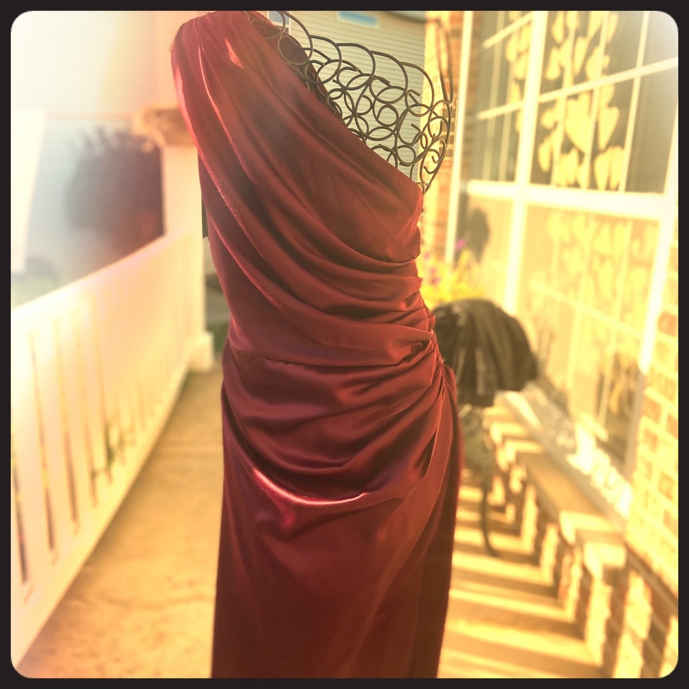 SILKY ONE SHOULDER BURGUNDY EVENING DRESS